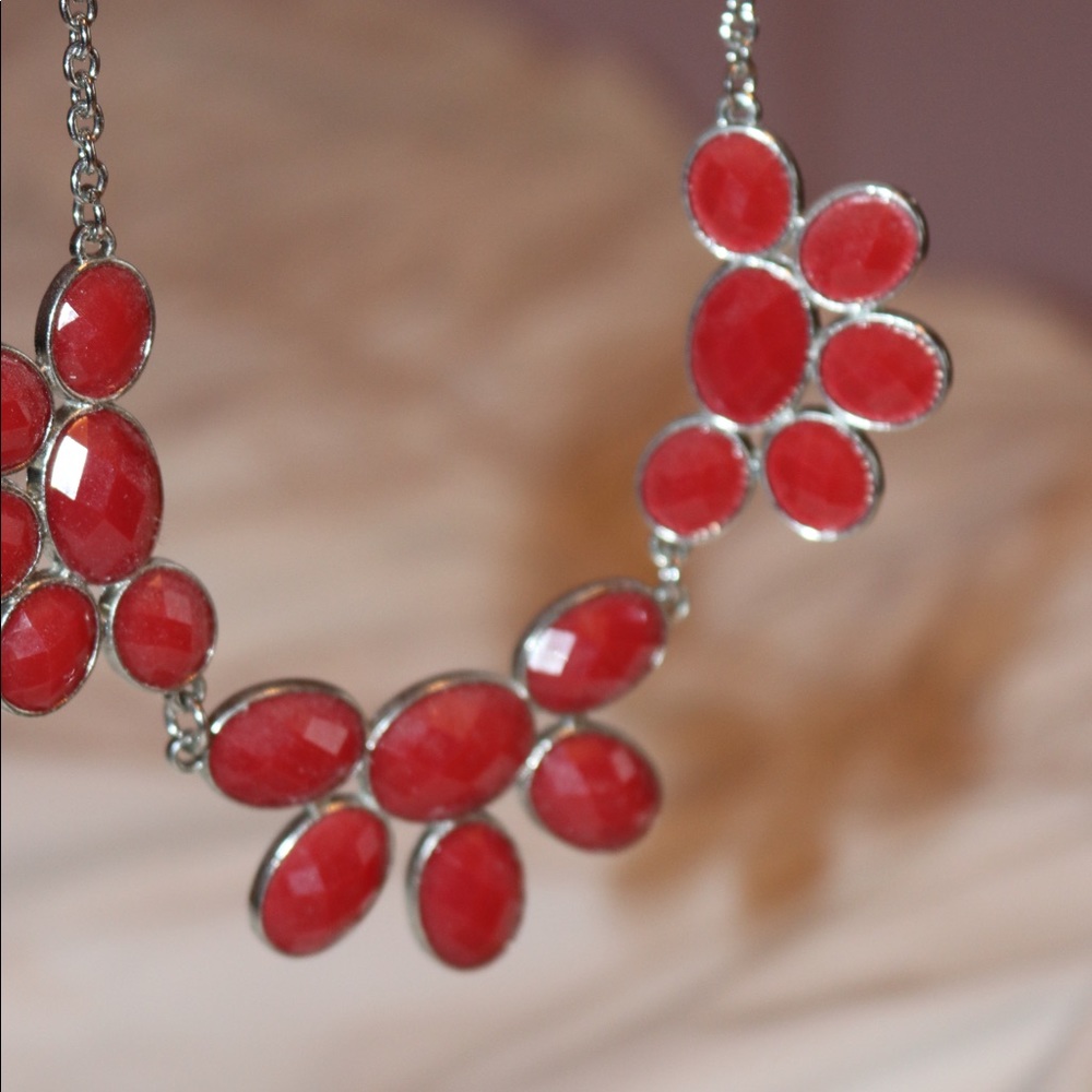 Red statement necklace - Picture 3 of 4
